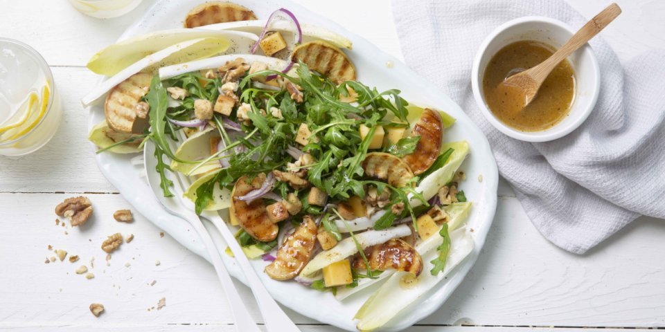 Salade de chicons aux pommes grillées et fromage vieux Salade de chicons aux pommes grillées et fromage vieux