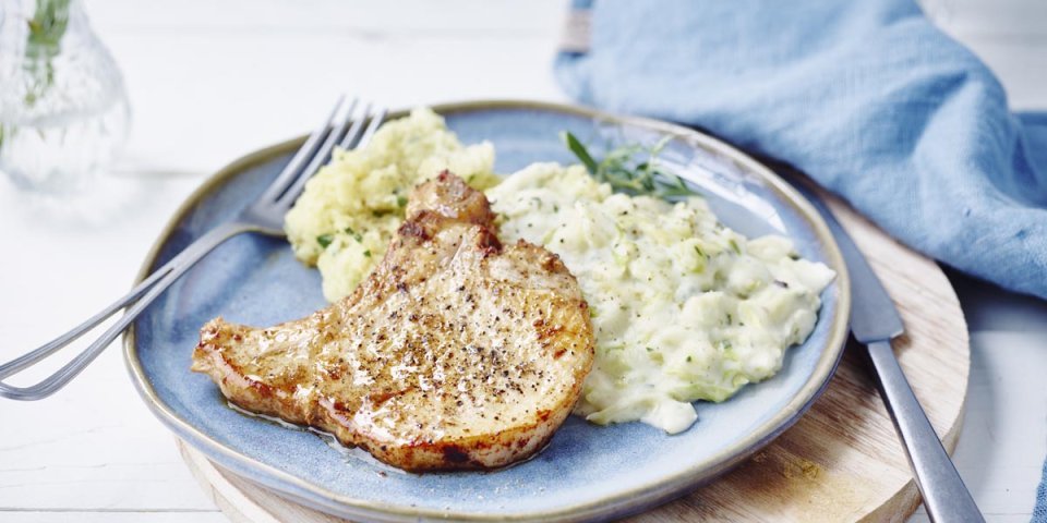 Chou blanc en sauce à l’estragon, côtelettes de porc et purée à l’ail