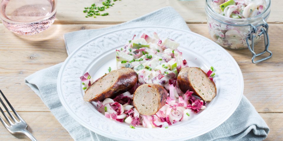 Saucisse et salade de chicon et pomme