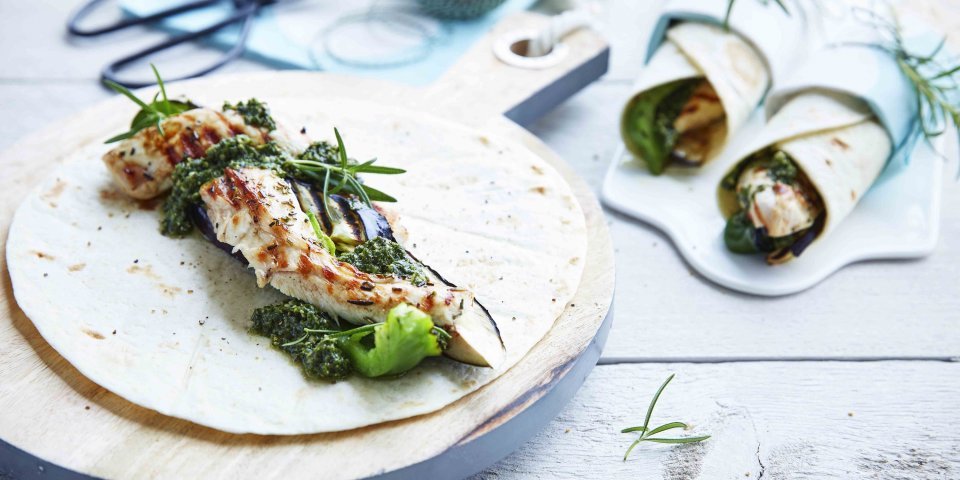 Wrap de lapin, pesto aux amandes, aubergine grillée et poivron Wrap de lapin, pesto aux amandes, aubergine grillée et poivron