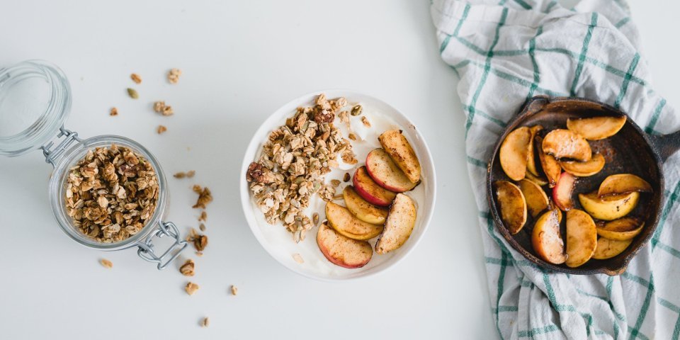 Yaourt, granola et pommes cuites