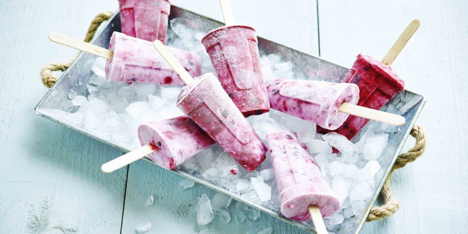 Glace au yaourt, framboises et mûres