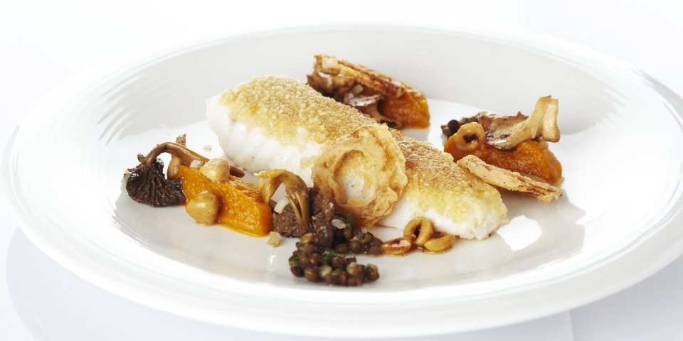 Lotte poêlée sur des noisettes, purée de butternut, champignons des bois et lentilles