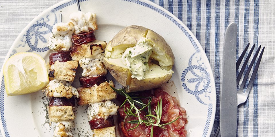 Brochettes de lotte avec coulis de tomate