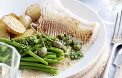 Raie à la salsa verde et pommes grenailles