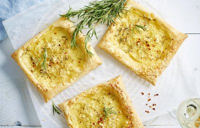 Tartelettes feuilletées aux 3 fromages