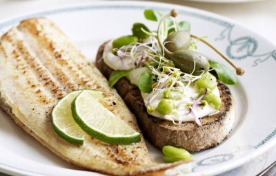 Zeetong met zuurdesem-bruschetta en tuinbonen