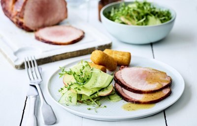 Rôti ardennais à la sauce moutarde et à la Vieille Gueuze, croquettes et salade de pomme et concombre