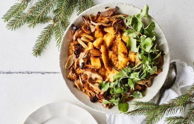Een heerlijke side dish voor op je Kerstmenu. Een vegetarische curry van pastinaak, linzen en champignons opgediend in een grote ronde schotel. Klaar om op te scheppen. 