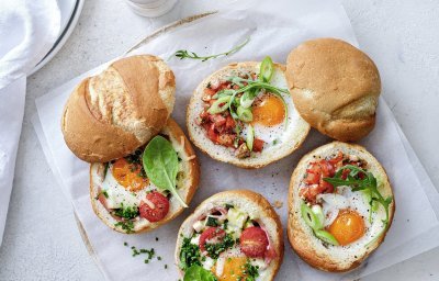 Gevulde broodjes met een eitje erin, staan op tafel te blinken! We maakte een versie met gekookte ham, courgette en tomaatjes. En onze tweede is er eentje met pittige tomatensalsa en rucola, heerlijk!  