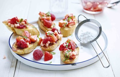 French bruschetta’s met fruitsalade