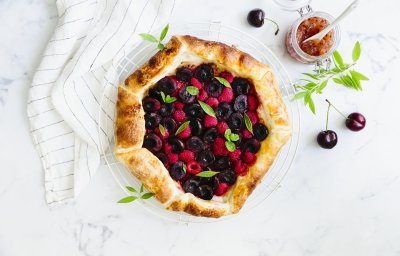 Tartelette aux framboises, cerises et gelée de groseilles à maquereau