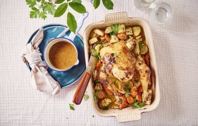 Op tafel staat de ovenschaal met hier de volledige braadkip in, met de groentjes er langs. De biersaus serveren we in een sauspannetje ernaast.