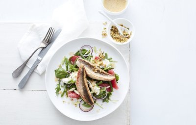 Een rijke salade met gegrilde vis en pompelmoes, heerlijk! De kruidencrumble zorgt voor extra bite en smaak.