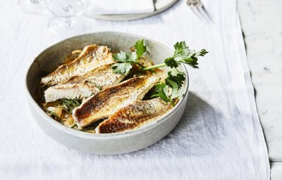 Een heerlijk bijgerecht uit de oven? Stop met zoeken! Dit bijgerecht werd gepresenteerd in een ronde ovenschaal en staat te blinken op tafel. Bovenop de knolselder liggen de krokant gegrilde visfilets. 