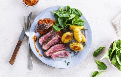 Steak grillé, sauce romesco et grenailles rôties