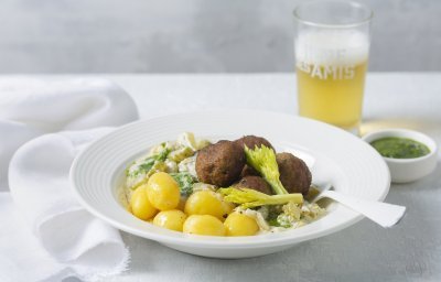 Balletjes in selderijsaus, wat anders maar toch o zo gekend. Wij serveerde ze met heerlijk gekookte krieltjes en een fris biertje. 