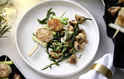 Een heerlijk feestbordje op tafel, dat krijg je met dit gourmet gerechtje! Makkelijk en stijlvol. Een spiesje van Sint-jackobsnoten met gestoofde champignons en zeekraal. 