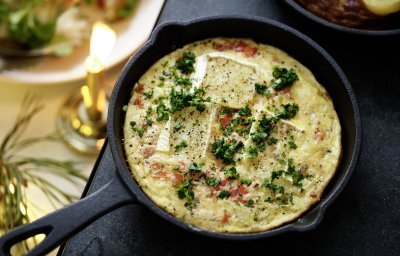 Een gourmetpannetje gevuld met lekkers van eigen landje! Schijfjes aardappel, eitjes, paprika en Belgische brie, laat alles mooi bakken in je gourmetpannetje en geniet tijdens de feesten!