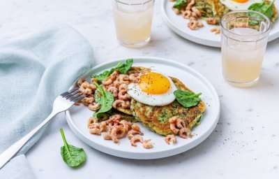 Hartige spinazie-courgettepannenkoekjes met een spiegelei en garnalen. Aangevuld met 2 glazen limonade.