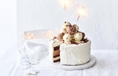 Een prachtige laagjestaart opgebouwd uit chocolade biscuit, vanille-ijs, karamelijs en chocolade-ijs. De taart kreeg een witte afwerkingslaag aan de buitenkant en aan de bovenzijde liggen verschillende bollen ijs. Als afsluiter werden er sterrenstokjes aangestoken bovenop de taart.  