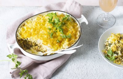 Een Indisch rijstgerecht staat klaar op de tafel, er is al een portie uitgeschept op het bordje. Klaar om meteen te eten. 