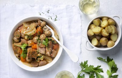 Kalfsfricassee op grootmoederswijze, met versgemaakte gehaktballetjes, champignons en krieltjes. Ze staan klaar op tafel om meteen op te scheppen en te genieten van dit stoofpotje. 