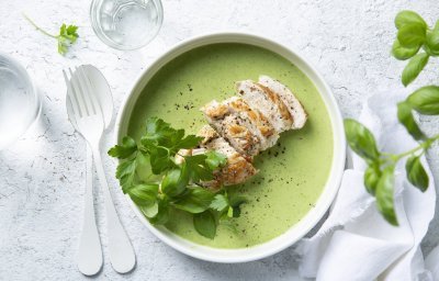 Een heerlijk gebakken kipfilet ligt in een groen sausje, de kleuren zijn geweldig. We werkten het gerechtje af met extra basilicumblaadjes. 