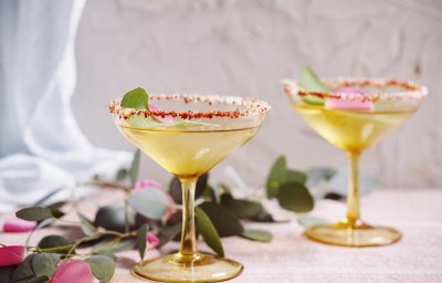 Twee glaasjes staan klaar om te klinken. De mocktail is geschonken on the rocks en het glaasje is afgewerkt met een kruidig suikerrandje. Ideaal om wat pit in de relatie te brengen.