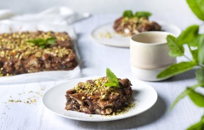 Een chocoladetaart die zelf niet in de oven moet, top! Ze werd al aangesneden en gepresenteerd op twee dessertbordjes met koffie. Tijd voor een vieruurtje. 