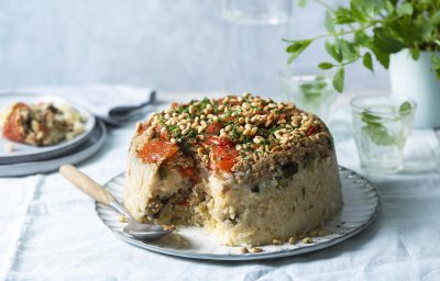 Een Libanese rijstschotel die omgekeerd gepresenteerd wordt op een groot bord. Wij voegde verschillende groenten en gehakt toe om een volledig maal klaar te hebben.