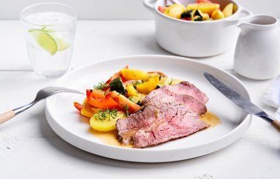 Een heerlijke kleurrijk bordje staat klaar om aan te vallen. Het is gevuld met ovengroenten zoals rode en gele paprikastukken, courgette, krieltjes en tomaten. Ook de plakjes rosbief mogen niet ontbreken met een heerlijke lepel jus zoals bij de Bomma. 