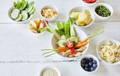 Een grappige én gezonde poké bowl op kindermaat. Wij maakten eentje in de vorm van een konijn. Oren van paksoi, ogen van komkommerschijfjes, neusje van tomaat, snorharen van worteltjes, tanden met paprika en mondje van kipfilet. Er staan ook nog enkele kleine potje langs gevuld met schijfjes appel, stukjes kaas, blauwe bessen... Laat ze maar kiezen en eten.