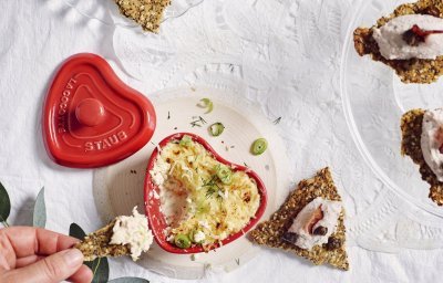 De gegratineerde dip van krab zit in een hartjesvormig potje, ideaal om je geliefde te bekoren vanaf de start van je menu. Daarnaast staan ook de crackers met hammousse. 