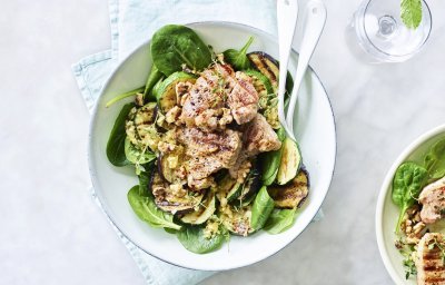 Zomerse salade met gegrilde courgette en aubergine. We serveren ze met lamskoteletjes die ook werden gegrild op de BBQ. 