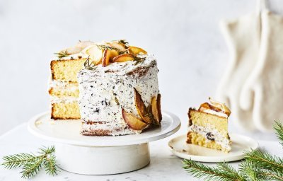 Een heerlijke taart om mee uit te pakken, want het dessert moet iedereen bekoren toch? Een torenhoge biscuit met gekaramelliseerde stukjes peer en stracciatellaroom tussen en versierd. 