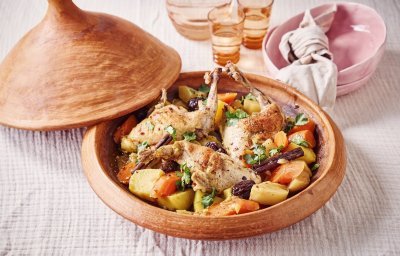 Op tafel staat een prachtige tajine van konijn met pruimen en aardappelstukjes. De kleuren toveren de herfst naar je bord. 