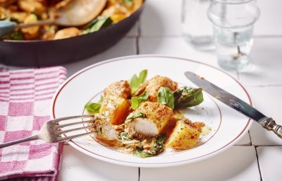 Toscane op je bord, deze keer op een wit bord met rood randje. Aardappelen, stukjes kip, spinazie en tomaten brengen de zomer in je bord. Het gerechtje krijgt nog een groene toets door de verse basilicumblaadjes. 