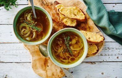 Soupe à l’oignon et pain toasté au fromage