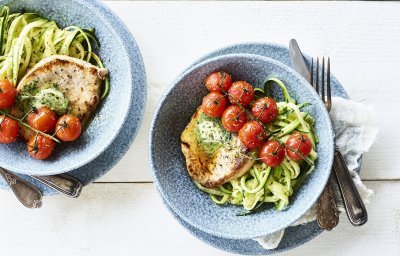 Een heerlijke stukje varkensfilet ligt op een bedje van courgetti. We dienen het gerechtje op met kruidenolie en ovengeroosterde kerstomaatjes. Het gerechtje is gepresenteerd in trendy blauw diep bordje.