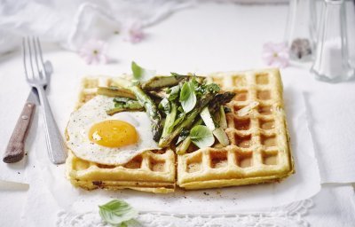 Croque madame met asperges in wafelvorm, heerlijk! De wafel is gevuld met pest, ham en mozzarella. Bovenop presenteren we een spiegelei met gegrilde groene asperges. Tijd om aan te vallen! 