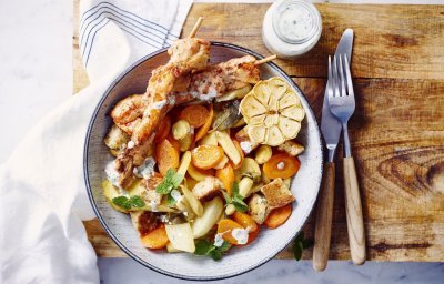 Warme groentesalade met kipsaté