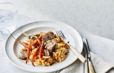 Wortelstoemp lust groot en klein! Wij schepten hem op een wit bord met stukjes worst en knapperige wortelfrietjes om het nog lekkerder te maken.