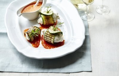 Rouleaux de bar avec courgette et aubergine grillées, coulis de poivrons