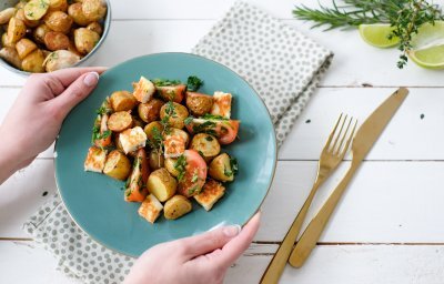 Pommes de terre grillées et salade de berloumi