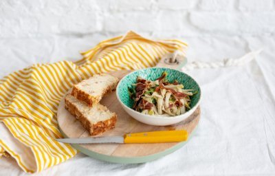 Cake de pommes de terre au jambon Ganda, salade de chicons et mâche