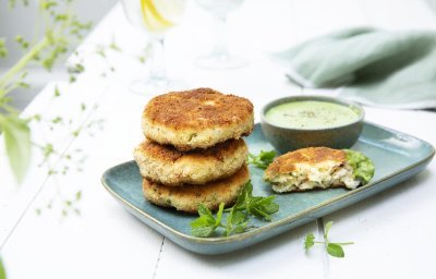 Galettes de pomme de terre au poisson et sauce aux fines herbes