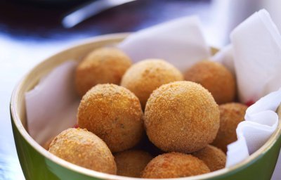 Croquettes de pommes de terre en croûte de fromage et herbes