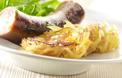 Rösti de pommes de terre et saucisse de campagne