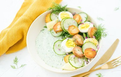 Salade de pommes de terre, sauce à la crème épaisse et câpres